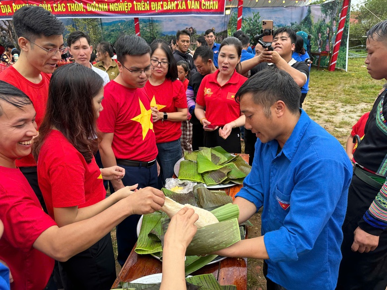 Người d&acirc;n L&agrave;o Cai phấn khởi ch&agrave;o đ&oacute;n Tết Độc lập 2/9- Ảnh 5.