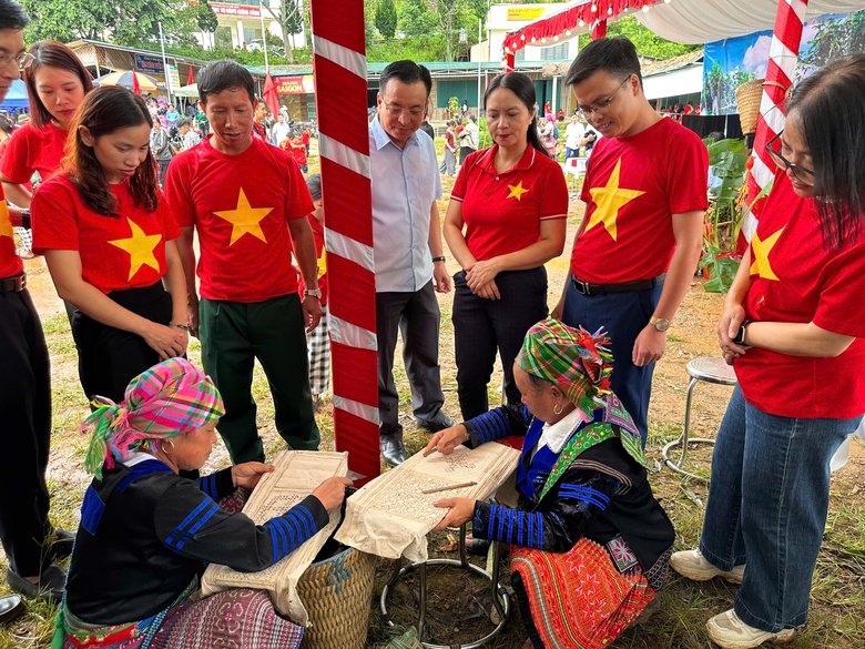 Người d&acirc;n L&agrave;o Cai phấn khởi ch&agrave;o đ&oacute;n Tết Độc lập 2/9- Ảnh 6.