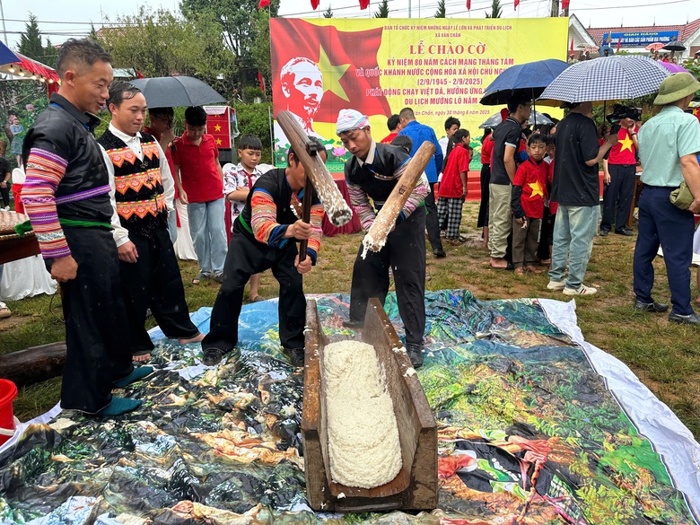 Người d&acirc;n L&agrave;o Cai phấn khởi ch&agrave;o đ&oacute;n Tết Độc lập 2/9- Ảnh 7.