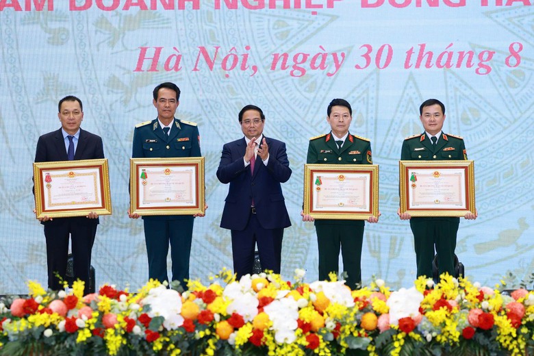 MB vinh dự nhận Huân chương Bảo vệ Tổ quốc hạng Nhất- Ảnh 2. MB vinh dự nhận Huân chương Bảo vệ Tổ quốc hạng Nhất- Ảnh 2.