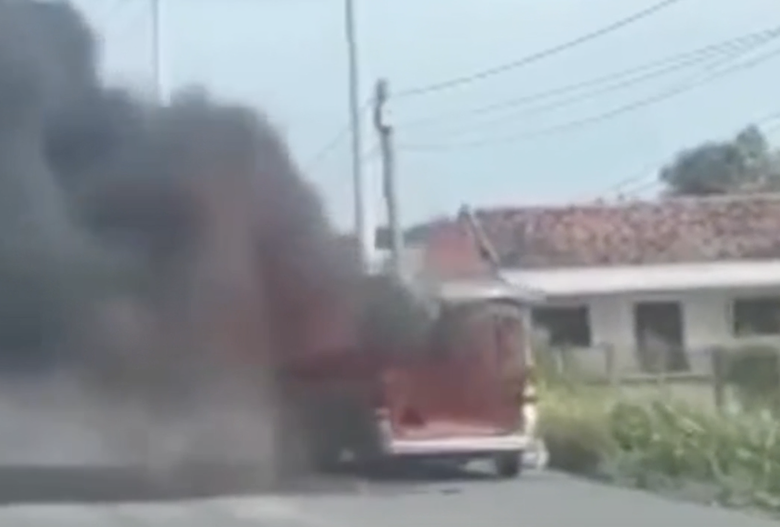 Xe 16 chỗ bốc cháy dữ dội trên QL51, hành khách thoát nạn trong gang tấc- Ảnh 1. Xe 16 chỗ bốc cháy dữ dội trên QL51, hành khách thoát nạn trong gang tấc- Ảnh 1.