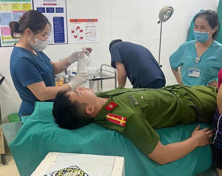 Tạm giữ kẻ d&ugrave;ng đ&ograve;n g&aacute;nh đ&aacute;nh g&atilde;y tay Ph&oacute; trưởng c&ocirc;ng an x&atilde; ở Lạng Sơn- Ảnh 1.