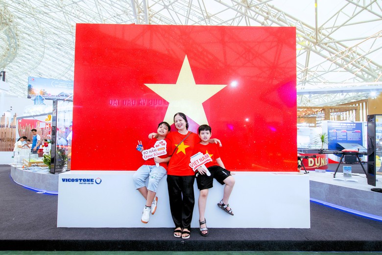 Check in với Quốc kỳ bằng đ&aacute; lớn nhất Việt Nam tại triển l&atilde;m th&agrave;nh tựu ng&agrave;nh X&acirc;y dựng- Ảnh 26.