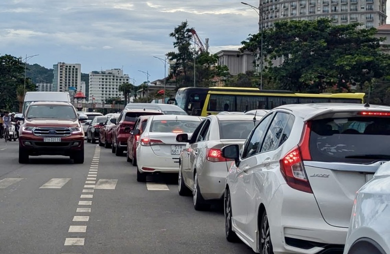 TP.HCM: Du khách đổ về Vũng Tàu, Long Hải, Hồ Tràm nghỉ lễ Quốc khánh 2/9- Ảnh 2. TP.HCM: Du khách đổ về Vũng Tàu, Long Hải, Hồ Tràm nghỉ lễ Quốc khánh 2/9- Ảnh 2.