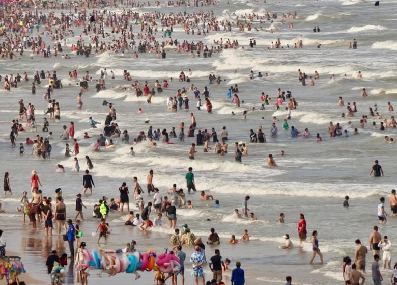 TP.HCM: Du khách đổ về Vũng Tàu, Long Hải, Hồ Tràm nghỉ lễ Quốc khánh 2/9- Ảnh 1. TP.HCM: Du khách đổ về Vũng Tàu, Long Hải, Hồ Tràm nghỉ lễ Quốc khánh 2/9- Ảnh 1.