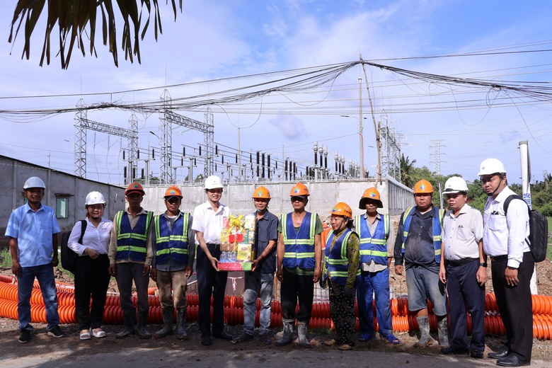 Xuy&ecirc;n lễ tr&ecirc;n c&ocirc;ng tr&igrave;nh điện: Những người thợ điện miền Nam giữ d&ograve;ng s&aacute;ng kh&ocirc;ng ngừng- Ảnh 3.