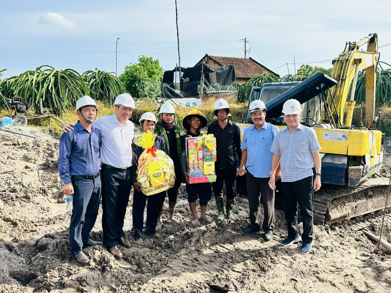 Xuy&ecirc;n lễ tr&ecirc;n c&ocirc;ng tr&igrave;nh điện: Những người thợ điện miền Nam giữ d&ograve;ng s&aacute;ng kh&ocirc;ng ngừng- Ảnh 1.