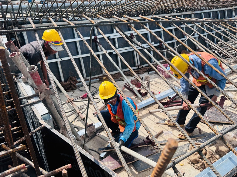 Tết sớm giữa đại c&ocirc;ng trường TP.HCM: Ấm l&ograve;ng c&ocirc;ng nh&acirc;n xa qu&ecirc;- Ảnh 1.