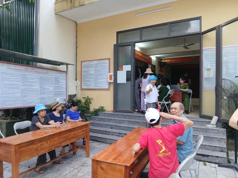 Cụ &ocirc;ng 92 tuổi ở Thanh H&oacute;a vui mừng nhận qu&agrave; Quốc kh&aacute;nh- Ảnh 4.