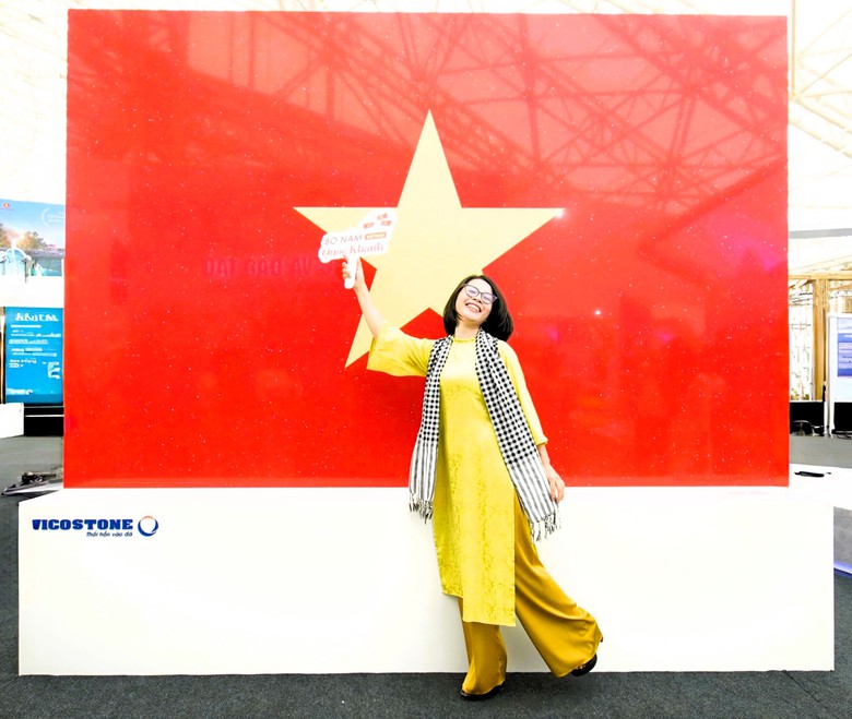 Check in với Quốc kỳ bằng đ&aacute; lớn nhất Việt Nam tại triển l&atilde;m th&agrave;nh tựu ng&agrave;nh X&acirc;y dựng- Ảnh 19.