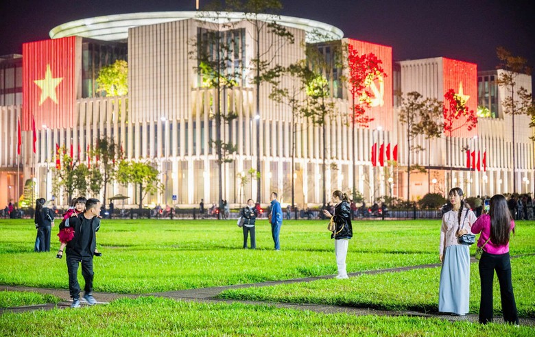 Nhà Quốc hội mở cửa cho người dân tham quan, trú mưa dịp Quốc khánh- Ảnh 1. Nhà Quốc hội mở cửa cho người dân tham quan, trú mưa dịp Quốc khánh- Ảnh 1.