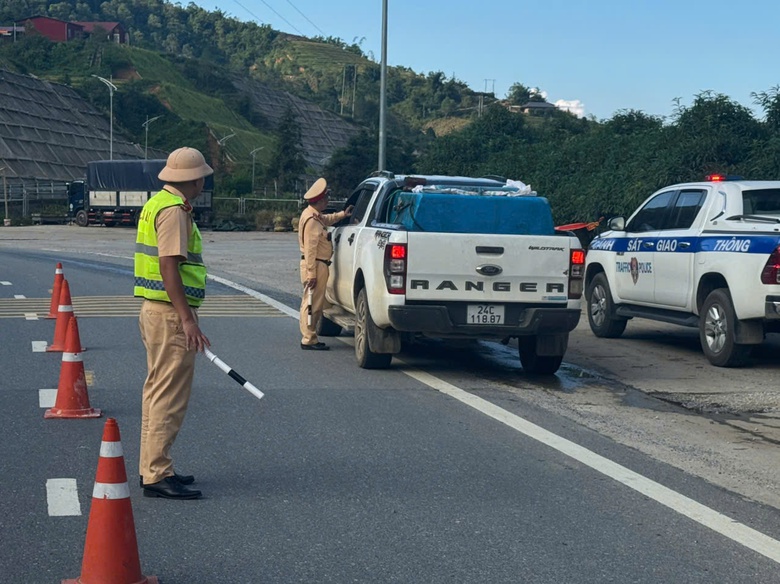 X&uacute;c động h&igrave;nh ảnh cảnh s&aacute;t giao th&ocirc;ng L&agrave;o Cai đội mưa giữ đường trong dịp Tết Độc lập- Ảnh 8.