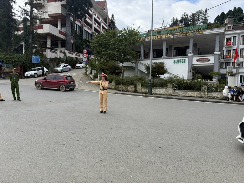 X&uacute;c động h&igrave;nh ảnh cảnh s&aacute;t giao th&ocirc;ng L&agrave;o Cai đội mưa giữ đường trong dịp Tết Độc lập- Ảnh 10.