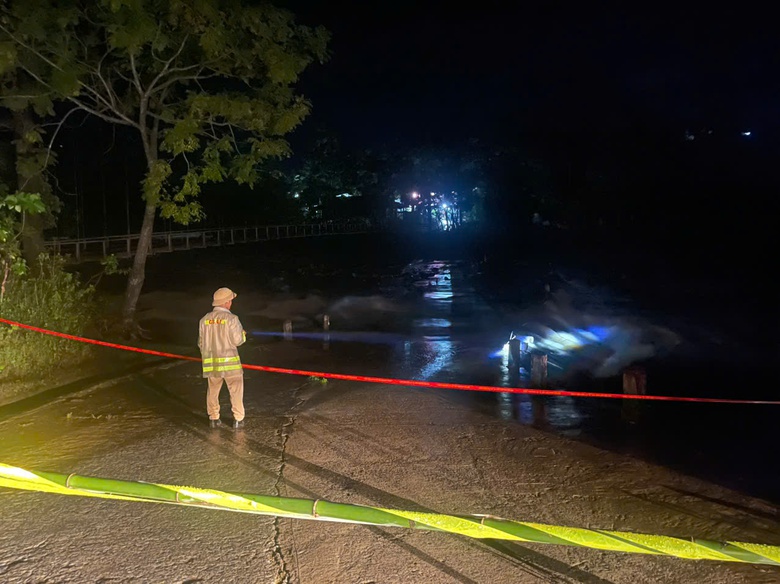 X&uacute;c động h&igrave;nh ảnh cảnh s&aacute;t giao th&ocirc;ng L&agrave;o Cai đội mưa giữ đường trong dịp Tết Độc lập- Ảnh 2.