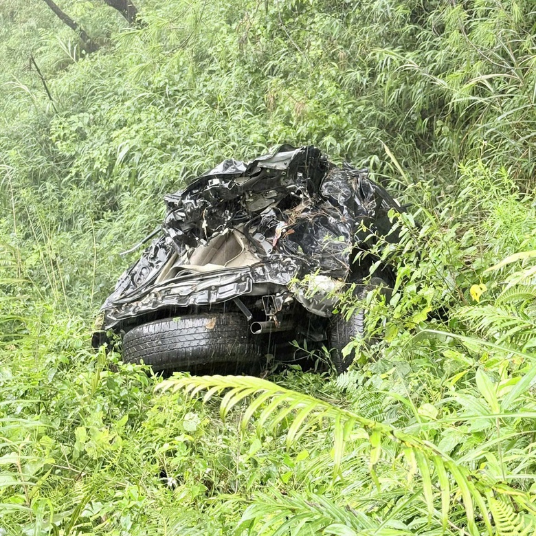 Phát hiện xe ô tô lao xuống vực sâu ở Mẫu Sơn nhiều ngày- Ảnh 1. Phát hiện xe ô tô lao xuống vực sâu ở Mẫu Sơn nhiều ngày- Ảnh 1.