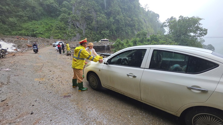 X&uacute;c động h&igrave;nh ảnh cảnh s&aacute;t giao th&ocirc;ng L&agrave;o Cai đội mưa giữ đường trong dịp Tết Độc lập- Ảnh 5.