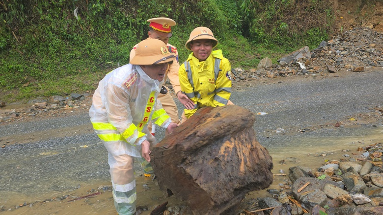 X&uacute;c động h&igrave;nh ảnh cảnh s&aacute;t giao th&ocirc;ng L&agrave;o Cai đội mưa giữ đường trong dịp Tết Độc lập- Ảnh 7.