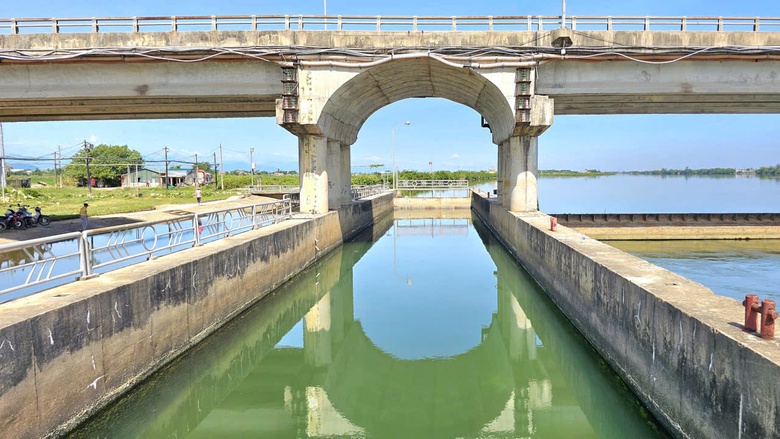 Huế: Cận cảnh c&ocirc;ng tr&igrave;nh giao th&ocirc;ng kết hợp ngăn mặn giữ ngọt trước ng&agrave;y sửa chữa- Ảnh 2.