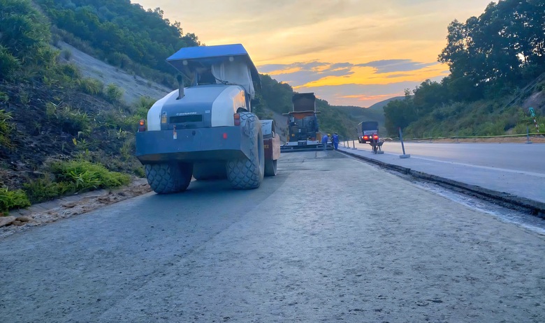 Ng&agrave;y hối hả, đ&ecirc;m s&aacute;ng đ&egrave;n thi c&ocirc;ng cao tốc La Sơn - H&ograve;a Li&ecirc;n- Ảnh 1.