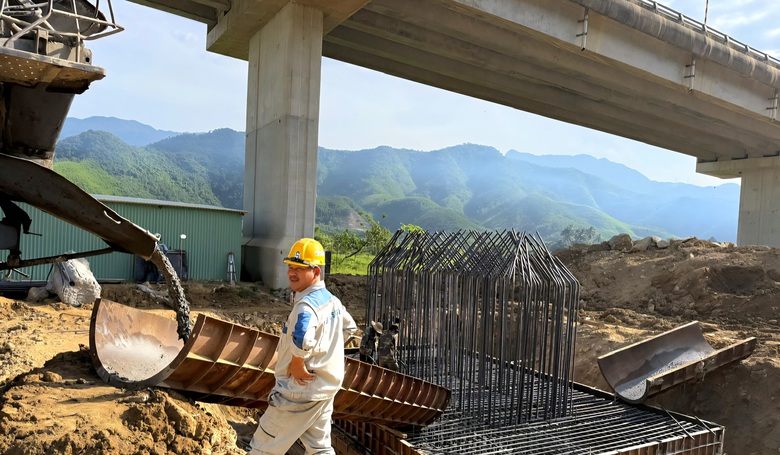 Ng&agrave;y hối hả, đ&ecirc;m s&aacute;ng đ&egrave;n thi c&ocirc;ng cao tốc La Sơn - H&ograve;a Li&ecirc;n- Ảnh 3.
