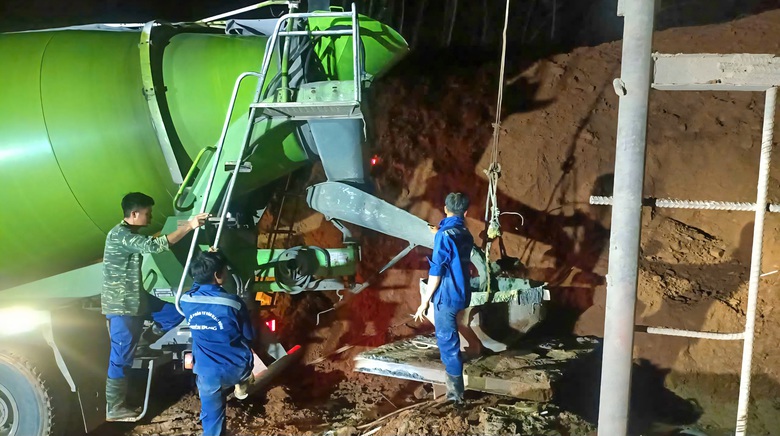 Ng&agrave;y hối hả, đ&ecirc;m s&aacute;ng đ&egrave;n thi c&ocirc;ng cao tốc La Sơn - H&ograve;a Li&ecirc;n- Ảnh 9.
