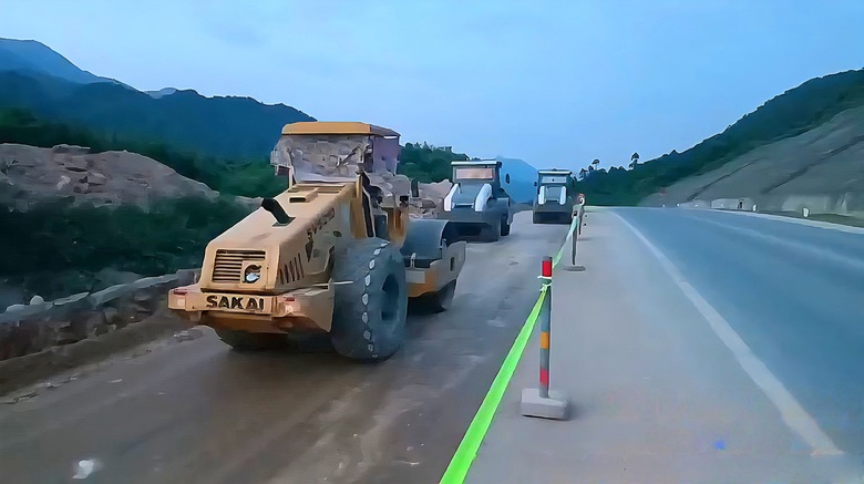 Ng&agrave;y hối hả, đ&ecirc;m s&aacute;ng đ&egrave;n thi c&ocirc;ng cao tốc La Sơn - H&ograve;a Li&ecirc;n- Ảnh 14.