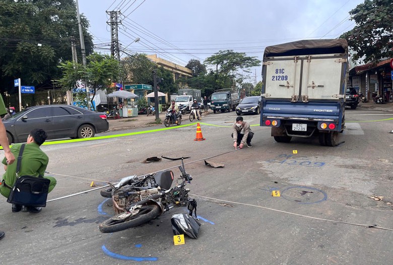 Lực lượng chức năng kh&aacute;m nghiệm hiện trường vụ tai nạn - ﻿Ảnh: Văn Ngọc.