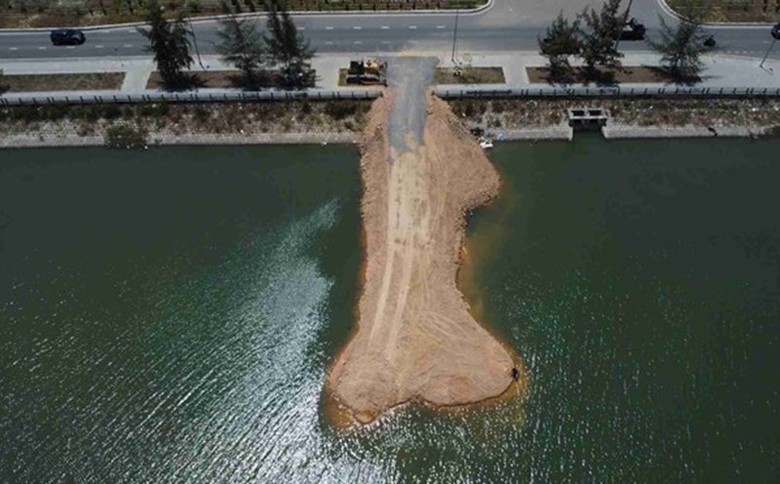 Xử phạt doanh nghiệp đổ đất lấp sông Quán Trường ở Nha Trang- Ảnh 2. Xử phạt doanh nghiệp đổ đất lấp sông Quán Trường ở Nha Trang- Ảnh 2.