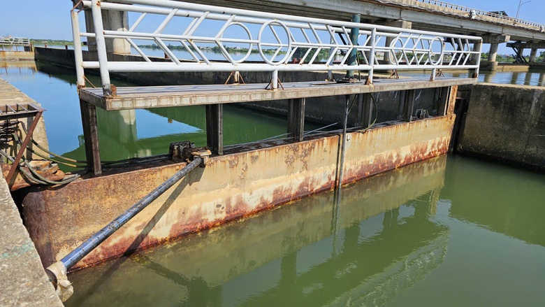 Huế: Cận cảnh c&ocirc;ng tr&igrave;nh giao th&ocirc;ng kết hợp ngăn mặn giữ ngọt trước ng&agrave;y sửa chữa- Ảnh 3.