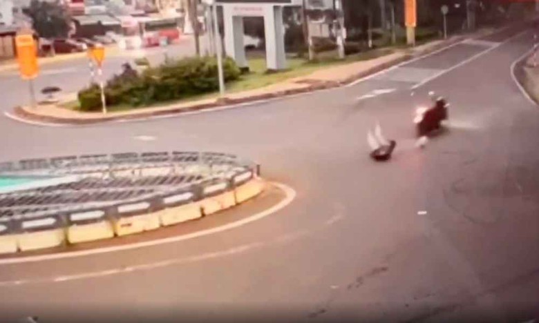 &Ocirc; t&ocirc; tải k&eacute;o đứt c&aacute;p viễn th&ocirc;ng, người đi xe m&aacute;y vướng d&acirc;y ng&atilde; văng xuống đường- Ảnh 1.