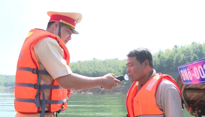 L&acirc;m Đồng: Đẩy mạnh tuy&ecirc;n truyền an to&agrave;n đường thủy tr&ecirc;n s&ocirc;ng Đồng Nai- Ảnh 3.