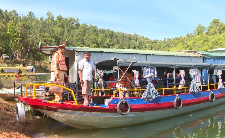 L&acirc;m Đồng: Đẩy mạnh tuy&ecirc;n truyền an to&agrave;n đường thủy tr&ecirc;n s&ocirc;ng Đồng Nai- Ảnh 1.