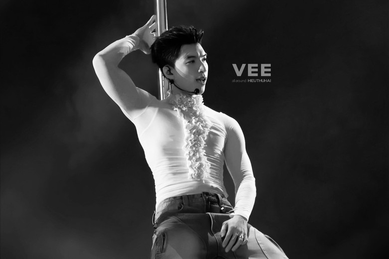 Màn biểu diễn của Hiếu Thứ Hai có yếu tố "mượn" dục tính để gây chú ý- Ảnh 1. Màn biểu diễn của Hiếu Thứ Hai có yếu tố "mượn" dục tính để gây chú ý- Ảnh 1.