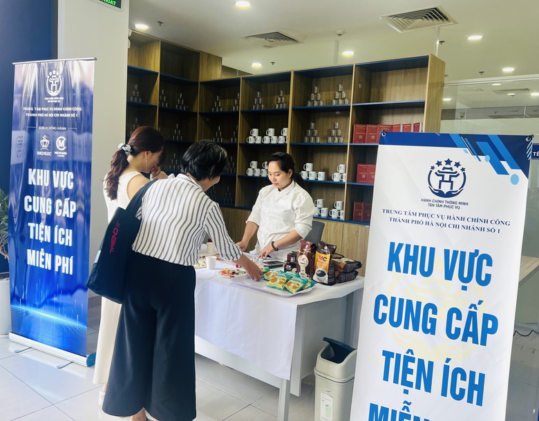 Người d&acirc;n H&agrave; Nội trải nghiệm 15 tiện &iacute;ch miễn ph&iacute; ở trung t&acirc;m h&agrave;nh ch&iacute;nh c&ocirc;ng- Ảnh 4.