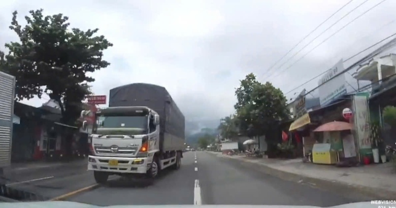 Xử phạt t&agrave;i xế vượt ẩu tr&ecirc;n quốc lộ 20 nhờ camera h&agrave;nh tr&igrave;nh người d&acirc;n cung cấp- Ảnh 1.