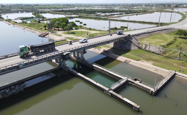 Huế: Cận cảnh c&ocirc;ng tr&igrave;nh giao th&ocirc;ng kết hợp ngăn mặn giữ ngọt trước ng&agrave;y sửa chữa- Ảnh 4.