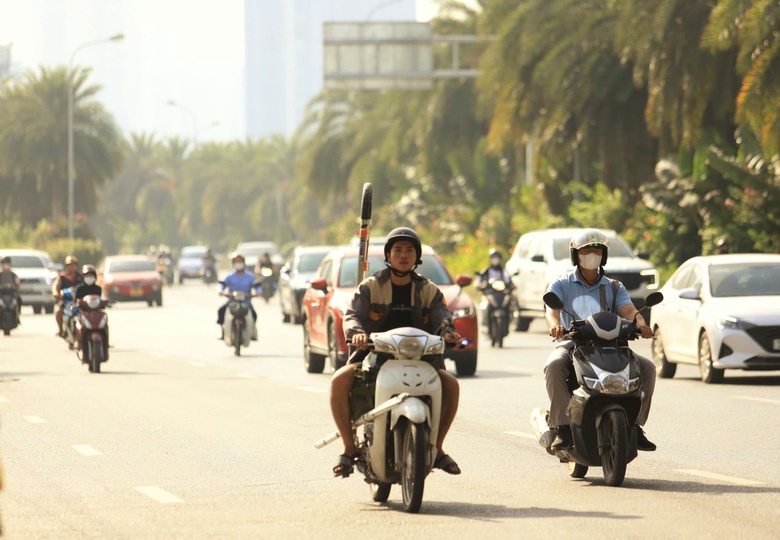 Nắng r&aacute;t mặt từ sớm, cảnh b&aacute;o nguy cơ say nắng, mất an to&agrave;n ch&aacute;y nổ- Ảnh 1.