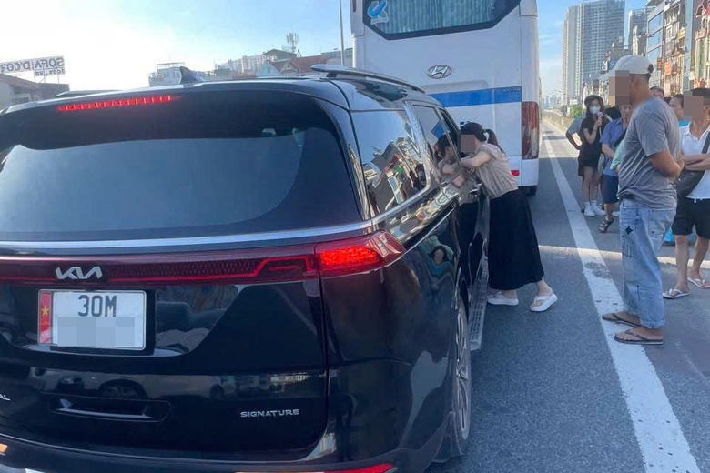 Danh t&iacute;nh người đ&agrave;n &ocirc;ng r&uacute;t ch&igrave;a kh&oacute;a &ocirc; t&ocirc; kh&aacute;ch đang chạy ở V&agrave;nh đai 3 tr&ecirc;n cao- Ảnh 2.