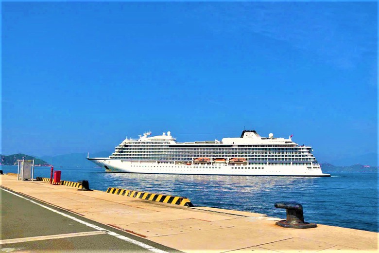 T&agrave;u biển quốc tế li&ecirc;n tục cập cảng đưa du kh&aacute;ch đến với Kh&aacute;nh H&ograve;a- Ảnh 1.