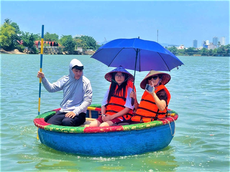 T&agrave;u biển quốc tế li&ecirc;n tục cập cảng đưa du kh&aacute;ch đến với Kh&aacute;nh H&ograve;a- Ảnh 2.