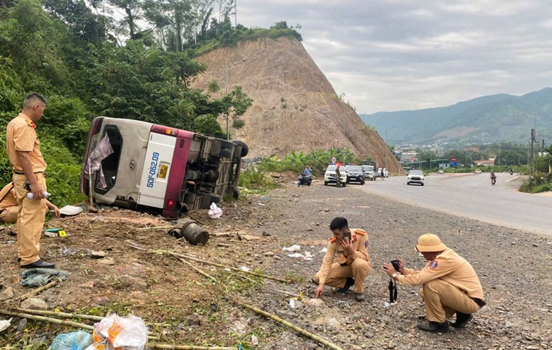 Cơ quan c&ocirc;ng an kh&aacute;m nghiệm hiện trường vụ tai nạn.