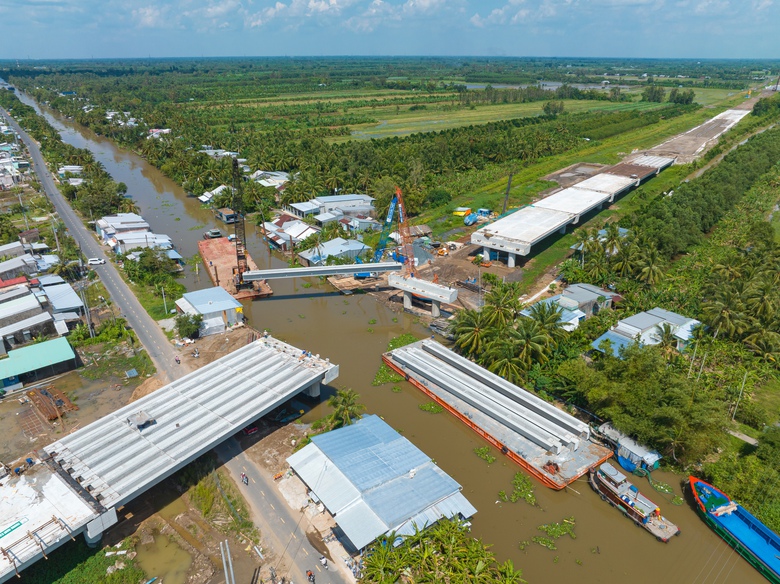 Cần Thơ: Lắp dầm cầu x&aacute;ng L&aacute;i Hiếu, tăng tốc cao tốc Ch&acirc;u Đốc - Cần Thơ - S&oacute;c Trăng- Ảnh 1.
