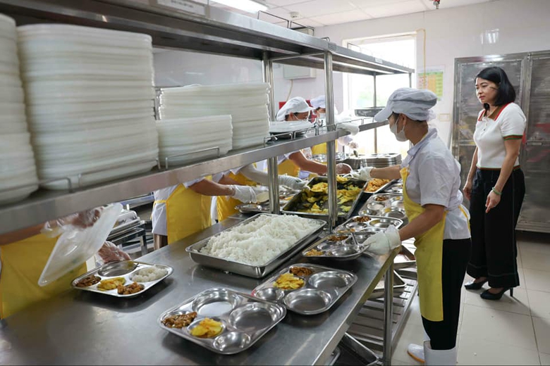 Phụ huynh H&agrave; Nội nhẹ g&aacute;nh khi con được hỗ trợ bữa ăn b&aacute;n tr&uacute;- Ảnh 1.