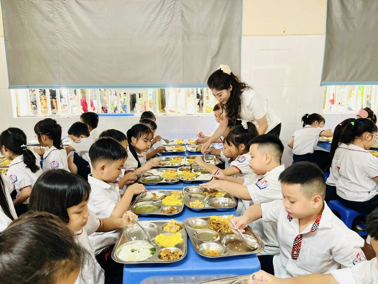 Phụ huynh H&agrave; Nội nhẹ g&aacute;nh khi con được hỗ trợ bữa ăn b&aacute;n tr&uacute;- Ảnh 2.