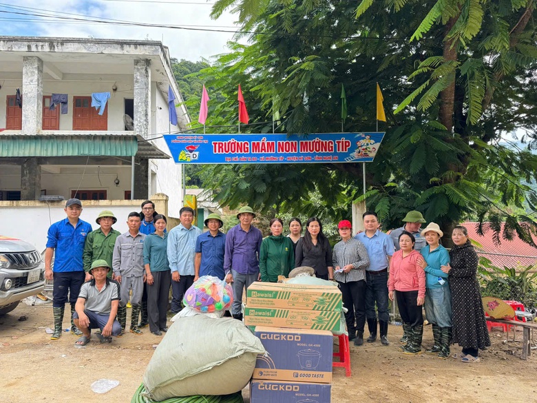 Nghệ An: &ldquo;Trường gi&uacute;p trường&rdquo; khắc phục lũ lụt, chuẩn bị cho năm học mới- Ảnh 12.