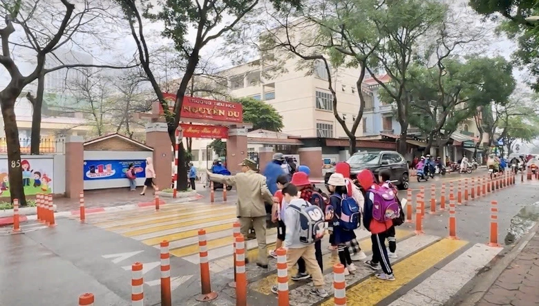 H&agrave; Nội y&ecirc;u cầu tăng cường đảm bảo ATGT khu vực cổng trường học- Ảnh 1.