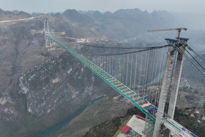 Trung Quốc xẻ n&uacute;i l&agrave;m đường cao tốc dẫn tới cầu cao nhất thế giới- Ảnh 2.