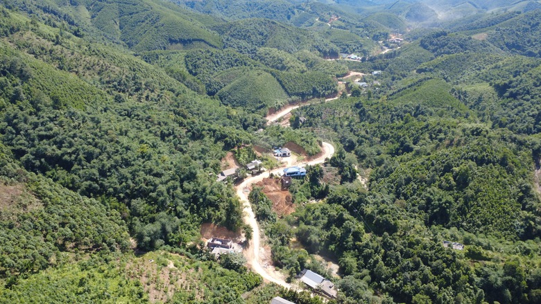 Con đường gi&uacute;p bản đồng b&agrave;o người M&ocirc;ng, người Dao "thay da đổi thịt"- Ảnh 1.