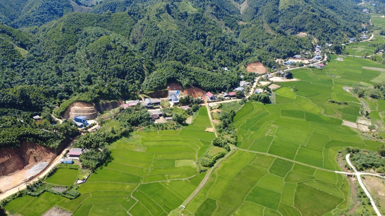 Con đường gi&uacute;p bản đồng b&agrave;o người M&ocirc;ng, người Dao "thay da đổi thịt"- Ảnh 3.