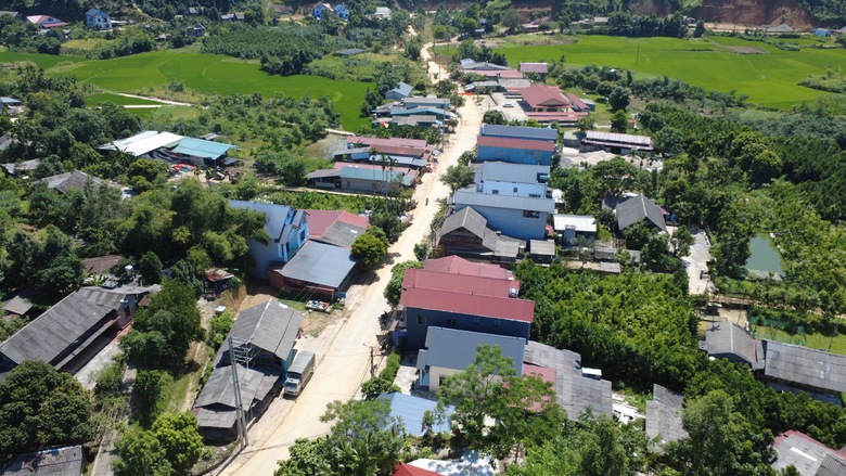 Con đường gi&uacute;p bản đồng b&agrave;o người M&ocirc;ng, người Dao "thay da đổi thịt"- Ảnh 4.